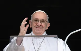 El Papa Francisco saluda a los fieles durante el Ángelus del domingo tras volver del hospital Gemelli el viernes. Crédito: Vatican Media 