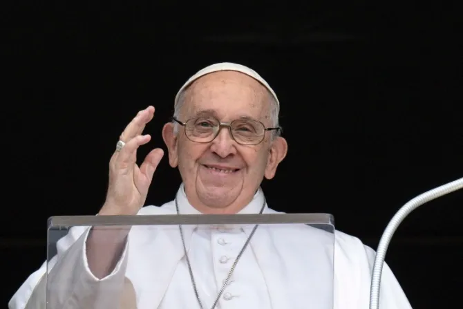 “Gracias por sus oraciones”, dice el Papa Francisco que vuelve a rezar el Ángelus en público