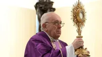 Imagen referencial. Papa Francisco en Adoración Eucarística en 2020. Foto: Vatican Media