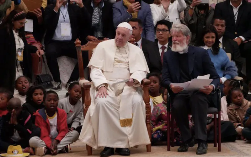 El Papa Francisco con el P. Pedro Opeka en Akamasoa. Foto: VAMP Pool