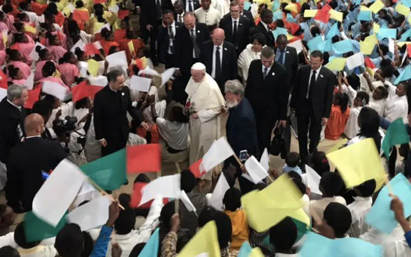 El Papa Francisco fue recibido con entusiasmo por 8 mil niños cantando “Dios está aquí”