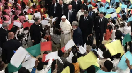 El Papa Francisco fue recibido con entusiasmo por 8 mil niños cantando “Dios está aquí”