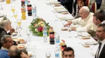 Imagen referencial. El Papa Francisco almuerza con pobres en el Vaticano. Foto: Daniel Ibáñez / ACI Prensa