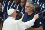 VIDEO: Andrea Bocelli emociona al Papa y peregrinos en el Vaticano con hermoso Ave María