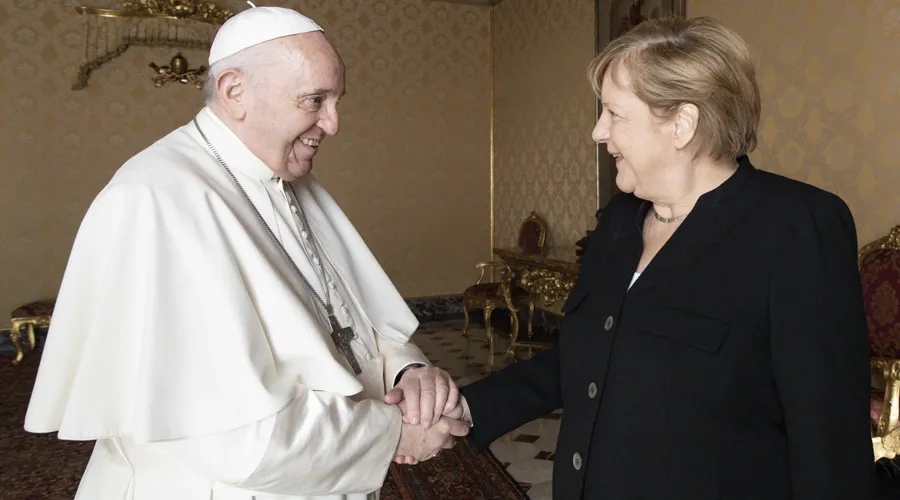 Papa Francisco con Angela Merkel en el Vaticano. Foto: Vatican Media