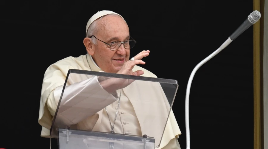 El Papa Francisco celebra el Ángelus en la Plaza de San Pedro. Crédito: Vatican Media?w=200&h=150