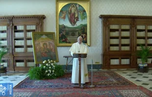 El Papa Francisco reza el u00c1ngelus desde la Biblioteca. Foto: Captura YouTube 