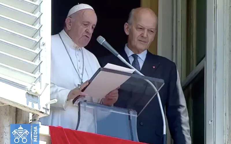 El Papa Francisco en el Ángelus con el presidente de Ayuda a la Iglesia Necesitada. Foto: Captura YouTube