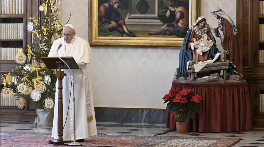 El Papa Francisco en el Ángelus desde la biblioteca. Foto: Vatican Media