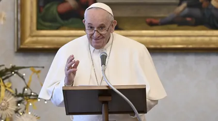 El Papa bendice especialmente a los bebés que se bautizan en estos días
