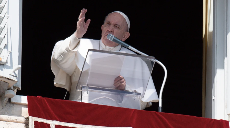 El Papa Francisco en el rezo del Ángelus. Foto: Vatican Media?w=200&h=150