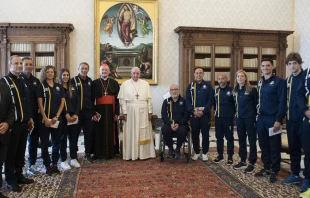 Papa Francisco con delegaciu00f3n de Athletica Vaticana. Foto: Vatican Media 