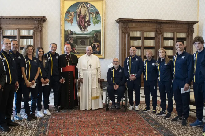Papa Francisco bendice a atletas del Vaticano que asistirán a competencia internacional
