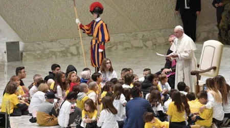 El Papa bendice las manos de médicos y enfermeros del hospital Bambino Gesù