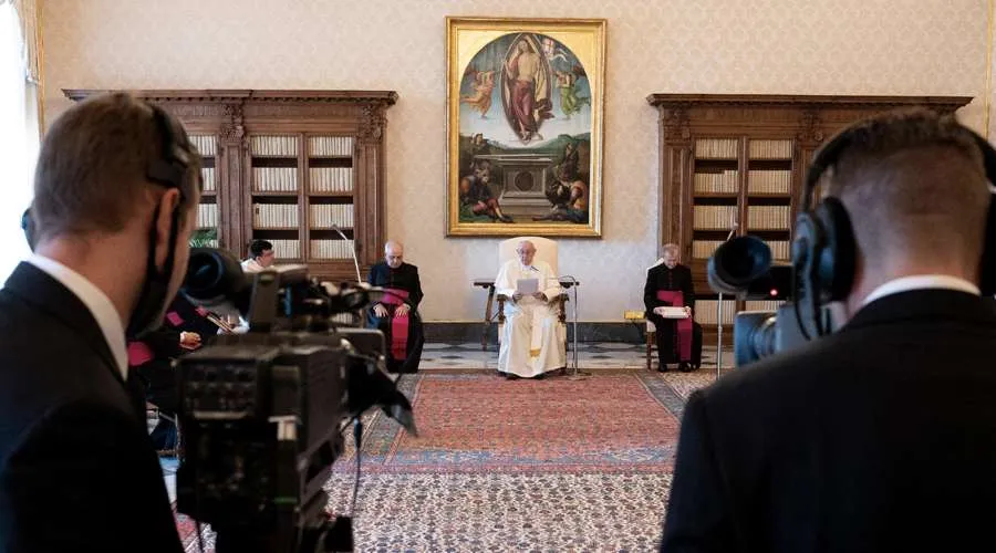 El Papa Francisco en Audiencia General sin fieles en el Vaticano. Foto: Vatican Media?w=200&h=150