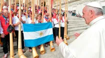 El Papa Francisco con peregrinos argentinos en la Plaza de San Pedro - Foto: Vatican Media / ACI Prensa