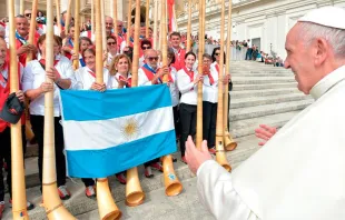 El Papa Francisco con peregrinos argentinos en la Plaza de San Pedro - Foto: Vatican Media / ACI Prensa 