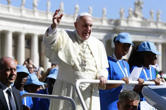 Papa Francisco: No es digno de un cristiano “pasar de largo” frente a la pobreza