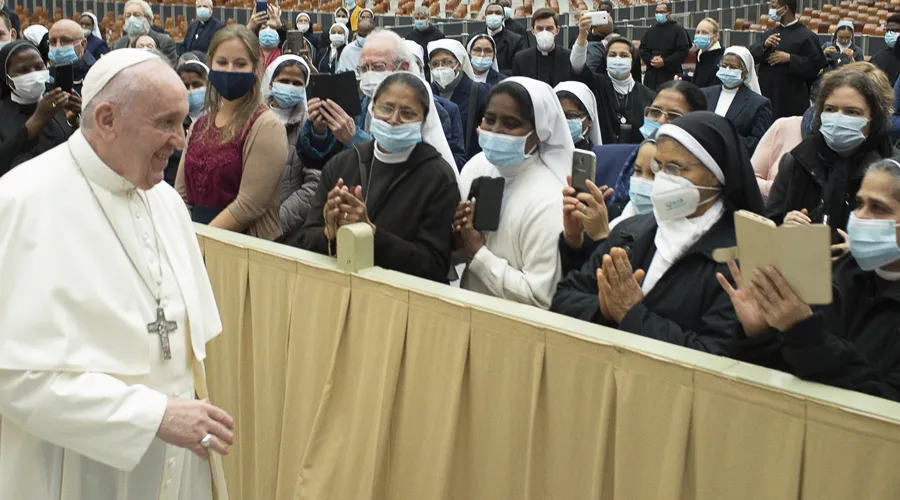 Papa Francisco bendice a religiosas en el Vaticano. Foto: Vatican Media