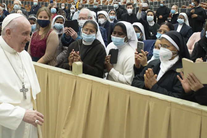 Papa Francisco: “¡Cuántas mujeres no reciben la dignidad que se les debe!”