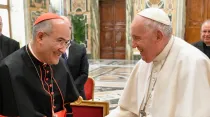 El Papa Francisco recibe en audiencia a la ODUCAL y saluda al Cardenal José Tolentino de Mendonça. Crédito: Vatican Media