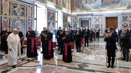 Papa Francisco reanuda audiencias en el Vaticano con grupo de personal sanitario