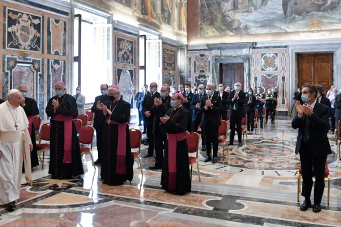 Papa Francisco reanuda audiencias en el Vaticano con grupo de personal sanitario