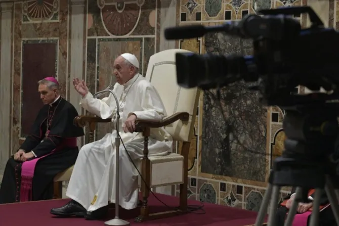 Papa Francisco: El Vaticano debe comunicar como testigo de Cristo
