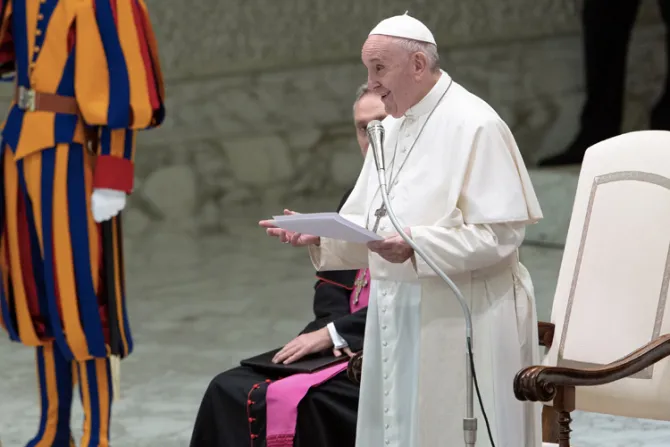Papa Francisco invita a sonreír: Es acariciar con el corazón, acariciar con el alma