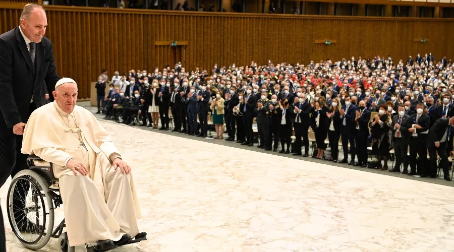 Papa Francisco con  miembros de la Dirección Nacional de Aviación Civil. Crédito: Vatican Media