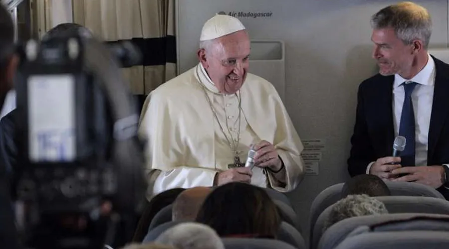 El Papa Francisco en el avión con periodistas en 2019. Foto: Edward Pentin / ACI Prensa?w=200&h=150