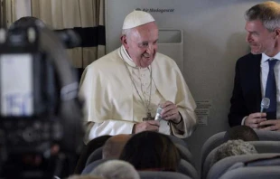 El Papa Francisco en el aviu00f3n con periodistas en 2019. Foto: Edward Pentin / ACI Prensa 