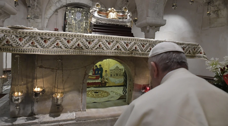 El Papa Francisco venera las reliquias de San Nicolás en Bari en julio de 2018. Foto: Vatican Media