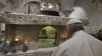 El Papa Francisco venera las reliquias de San Nicolás en Bari en julio de 2018. Foto: Vatican Media