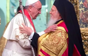 Imagen referencial. Papa Francisco con Patriarca Bartolomé en 2016. Foto: Vatican Media 