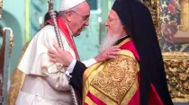 Imagen referencial. Papa Francisco con Patriarca Bartolomé en 2016. Foto: Vatican Media