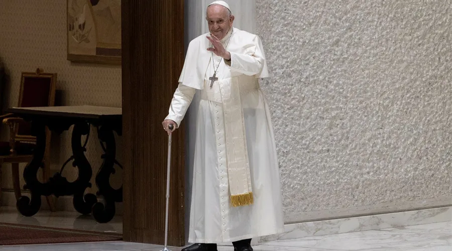 Papa Francisco caminando con bastón. Crédito: Daniel Ibáñez / ACI Prensa