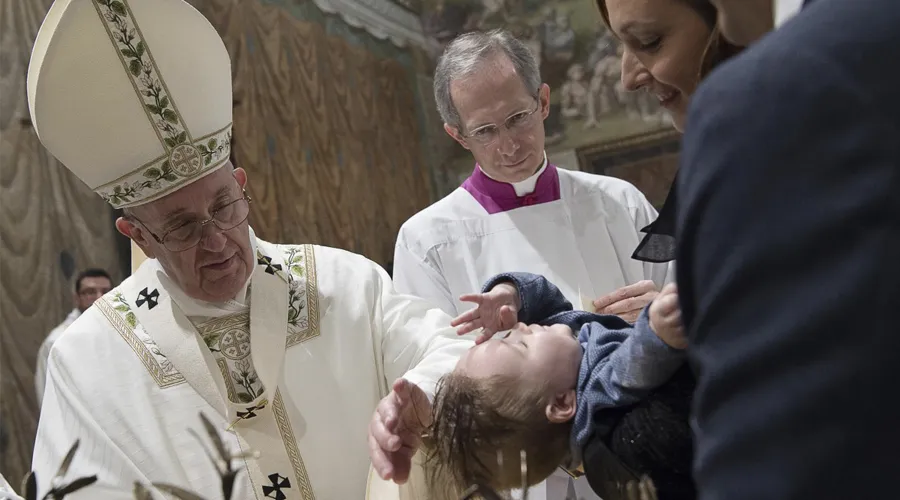 El Papa Francisco bautiza un bebé en el Vaticano en 2016. Foto: Vatican Media