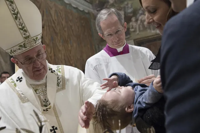 Papa Francisco invita a recordar la fecha de nuestro Bautismo y llevarla en el corazón