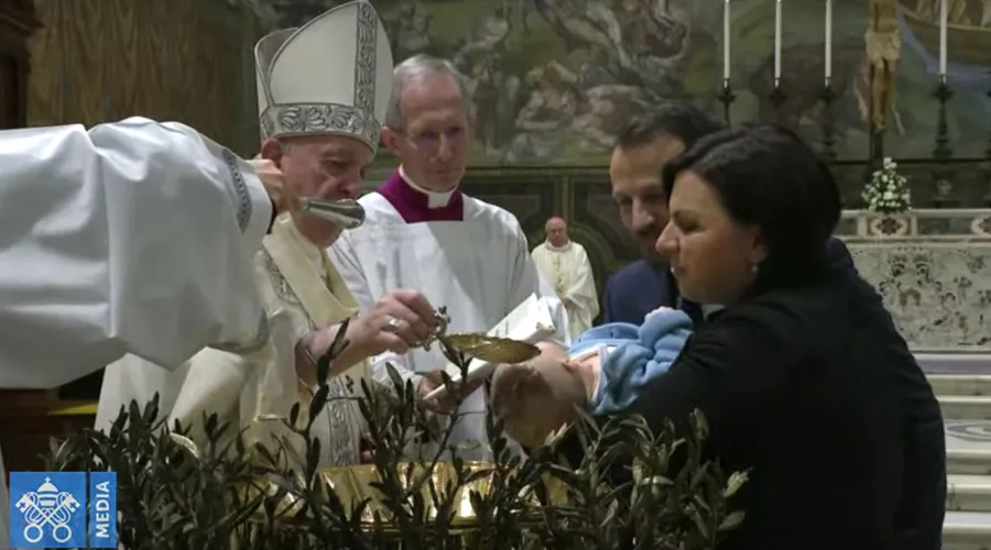 El Papa Francisco bautiza bebés en el Vaticano. Foto: Captura YouTube?w=200&h=150