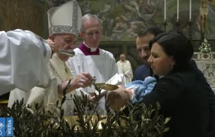 El Papa Francisco bautiza bebu00e9s en el Vaticano. Foto: Captura YouTube 