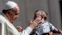 El Papa Francisco bendice a un niño en la Plaza de San Pedro del Vaticano. Foto: Daniel Ibáñez / ACI