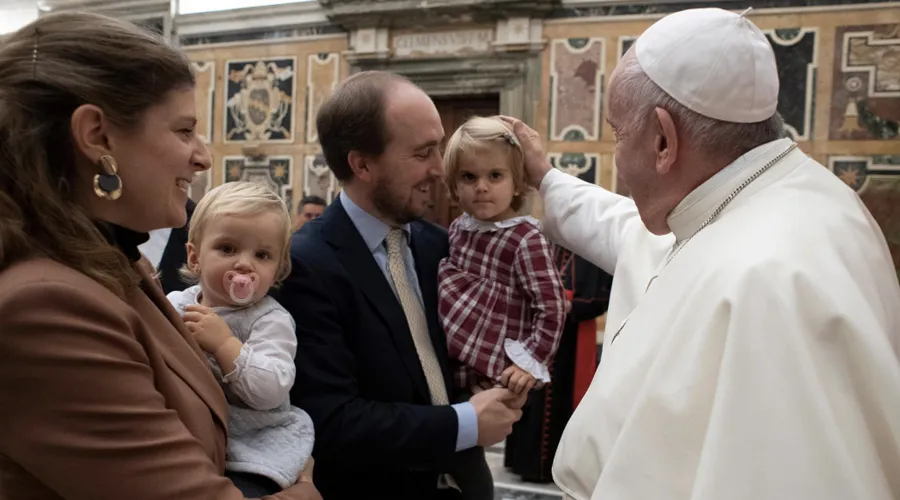 Papa Francisco bendice una familia en el Vaticano. Foto: Vatican Media?w=200&h=150