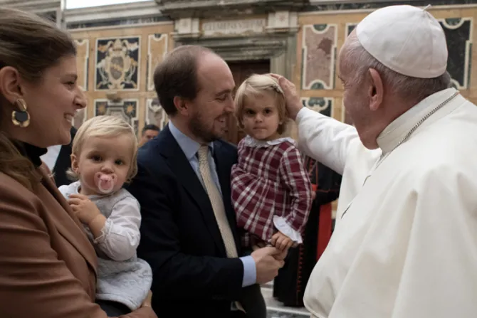 Autoridad vaticana analiza 3 desafíos de la familia durante la pandemia
