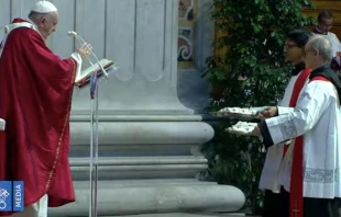 Papa Francisco bendice los palios arzobispales. Foto: Captura YouTube 