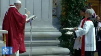 Papa Francisco bendice los palios arzobispales. Foto: Captura YouTube