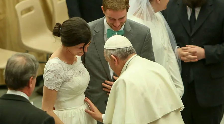 Papa Francisco bendice vientre de mujer recién casada. Foto: Daniel Ibáñez / ACI Prensa.?w=200&h=150