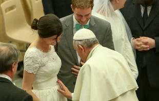 Papa Francisco bendice vientre de mujer reciu00e9n casada. Foto: Daniel Ibu00e1u00f1ez / ACI Prensa. 