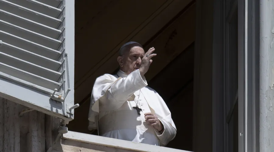 Bendición del Papa Francisco tras rezo del Regina Coeli. Foto: Vatican Media