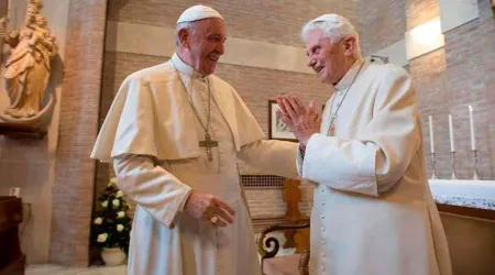 Papa Francisco visita a Benedicto XVI para saludarlo por Navidad